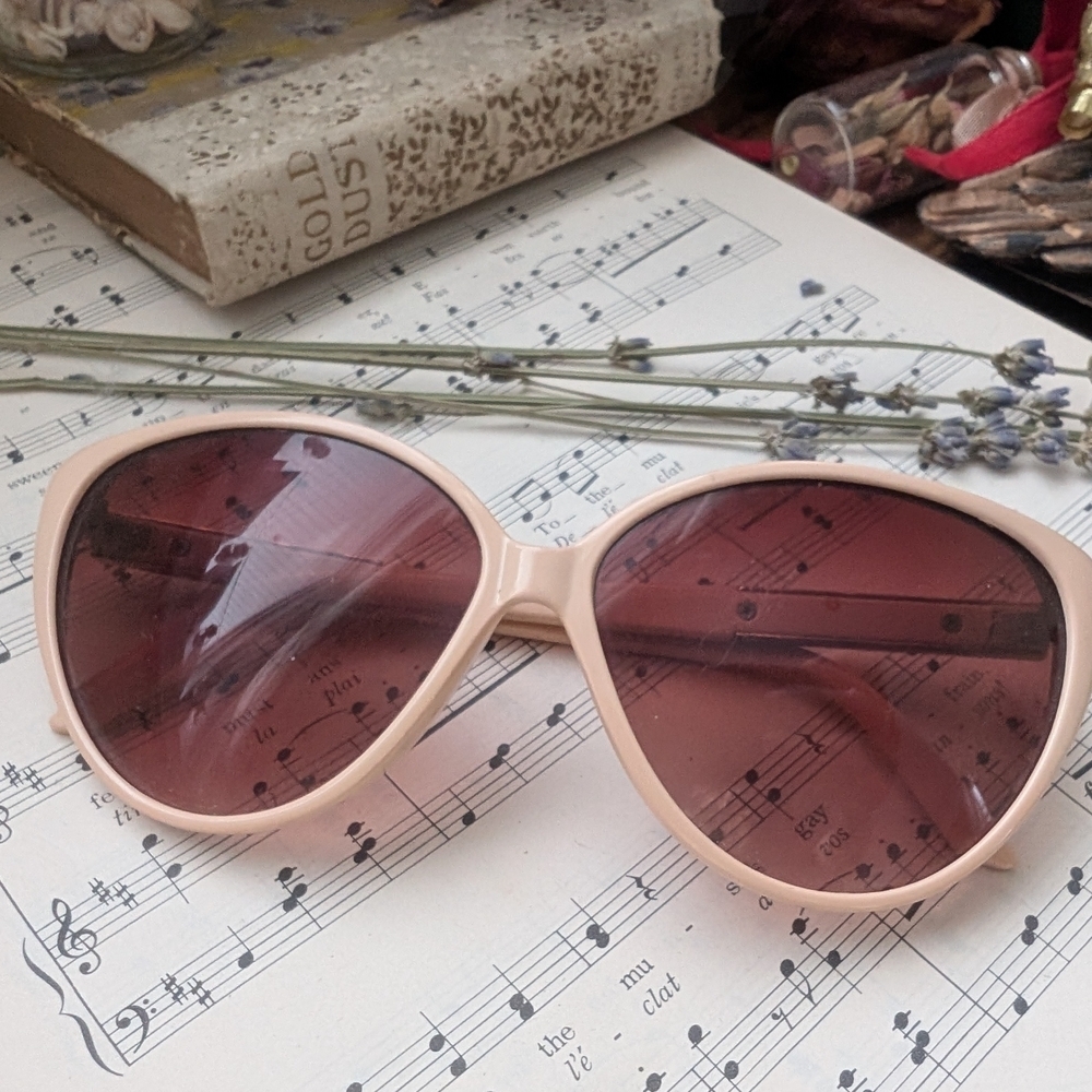 Vintage Chic Beige Sunglasses